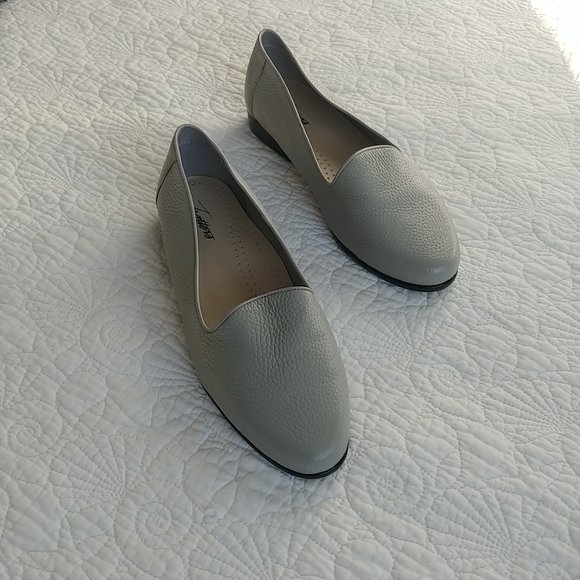 Grey Leather Loafers Size 9.5WW - Picture 1 of 11